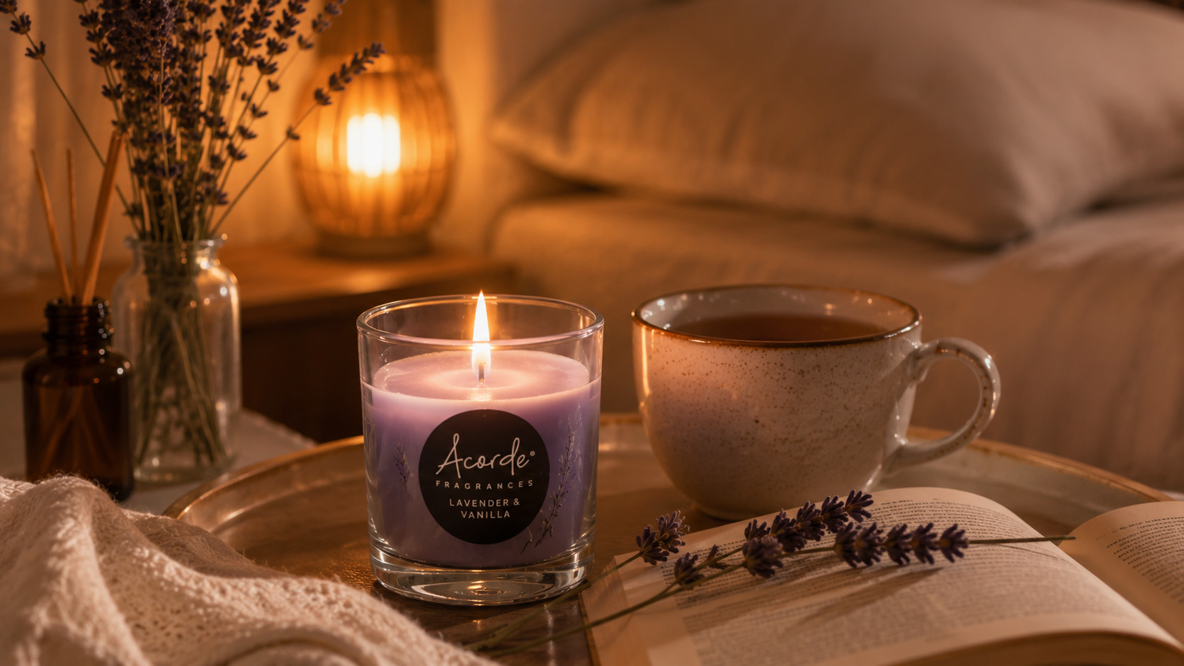 Vonná svíčka pro domácí relaxaci – klidná home spa atmosféra s jemným světlem a vůní levandule